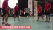 Entraînement de fou à la double corde à sauter par des athlètes chinois