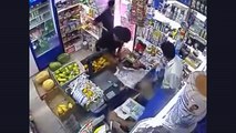 Roban tienda e intenta destruir cámaras de seguridad lanzando Sandias, Melones y Platanos