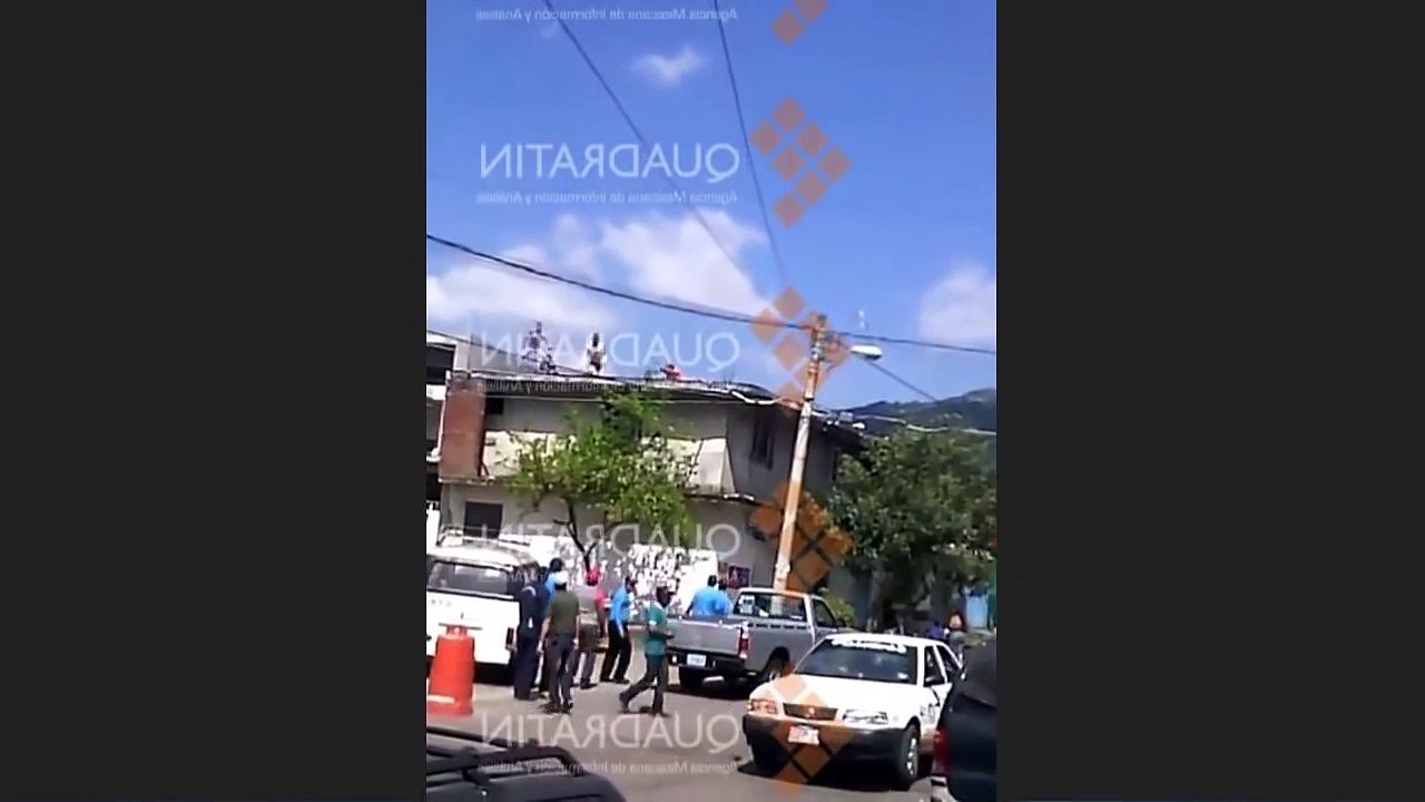 Ladrón se lanza de cabeza para evitar ser linchado