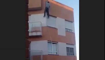 Muerte en vivo, hombre que intentaba entrar a su apartamento cae y muere