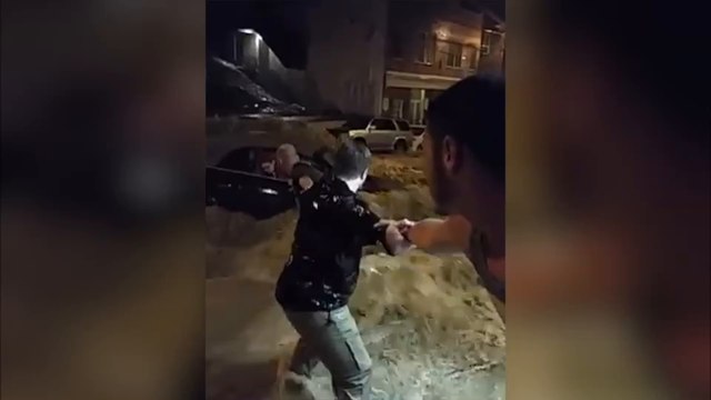 Etats-Unis: ils forment une chaîne humaine pour sauver une femme des eaux