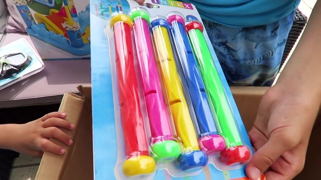 COLIS SURPRISE POUR LA PISCINE ET CASCADE DE JOUETS GONFLABLES AQUATIQUES - 1-3