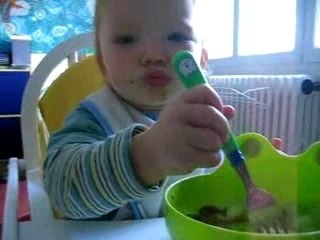 Premier repas Lena fourchette