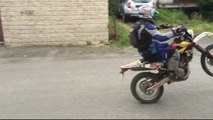 Les motos et quads foncent dans une rue de Trazegnies