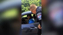 Des policiers arrêtent des automobilistes pour leur donner des glaces