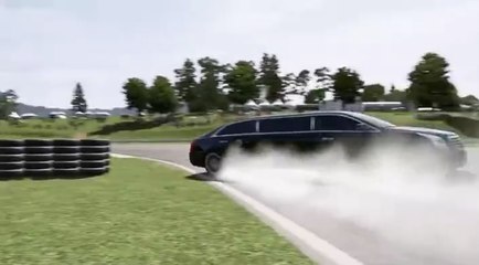 Dérapages en marche arrière sur circuit avec une limousine