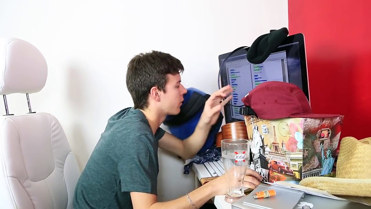 CE MEC... - Devant son ordinateur