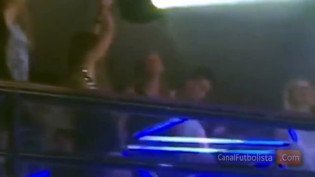 Cristiano Ronaldo besando a una sexy rubia en un club de Ibiza • 2016