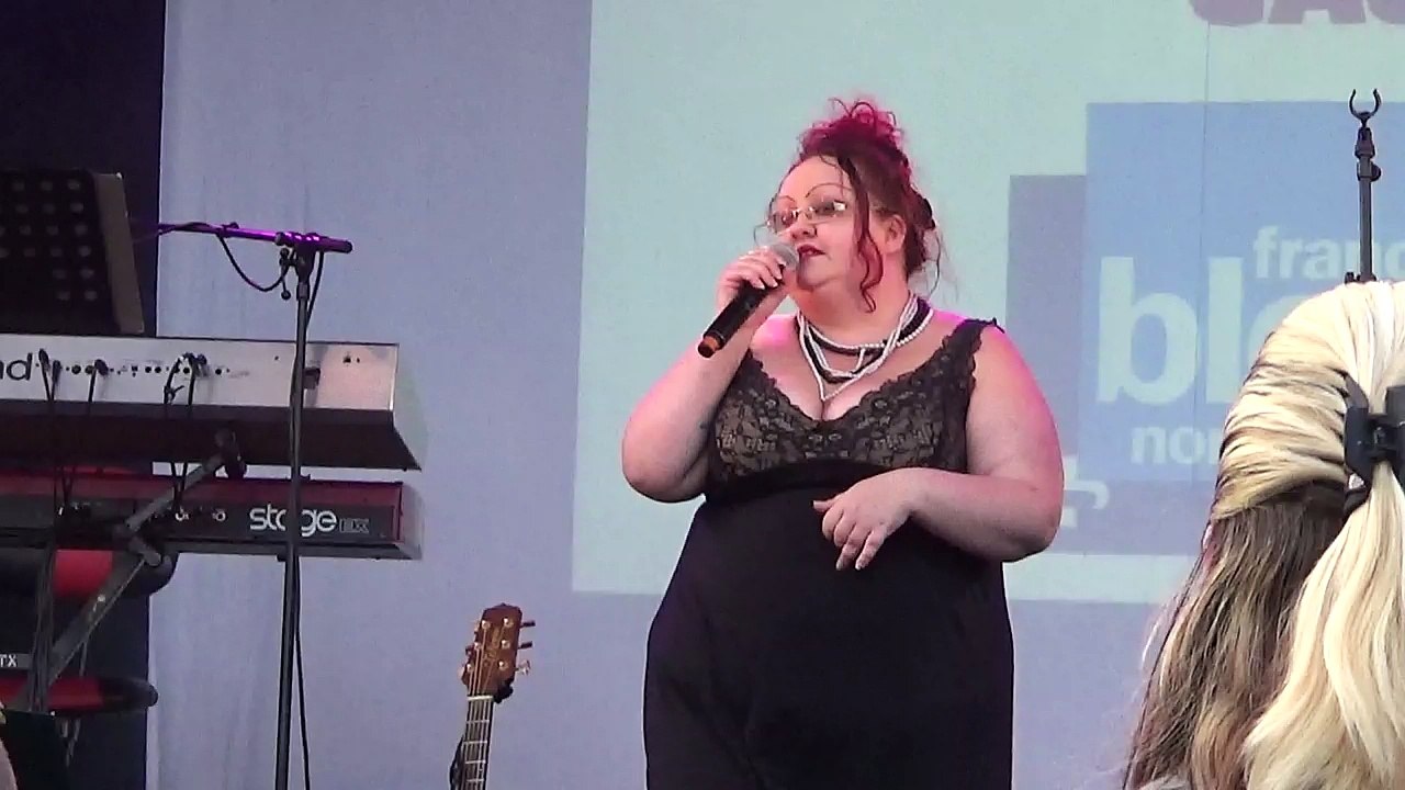 Chanteuse de rue, en Normandie.