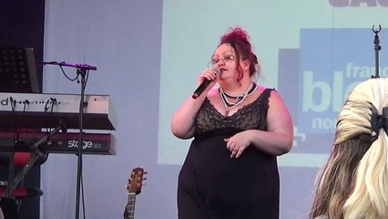Chanteuse de rue, en Normandie.