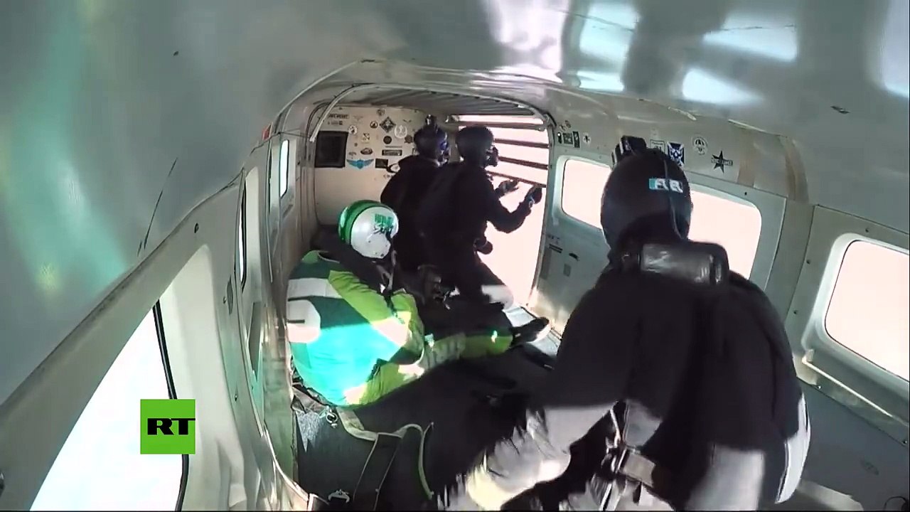 Miirá el video El hombre que saltó a mas de 7 kilómetros de altura sin paracaídas