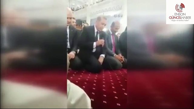 Recep Tayyip Erdoğan Camide Kuran Okuyor