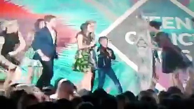 Fuller House Wins Choice Comedy TV Show / Teen Choice Awards 2016