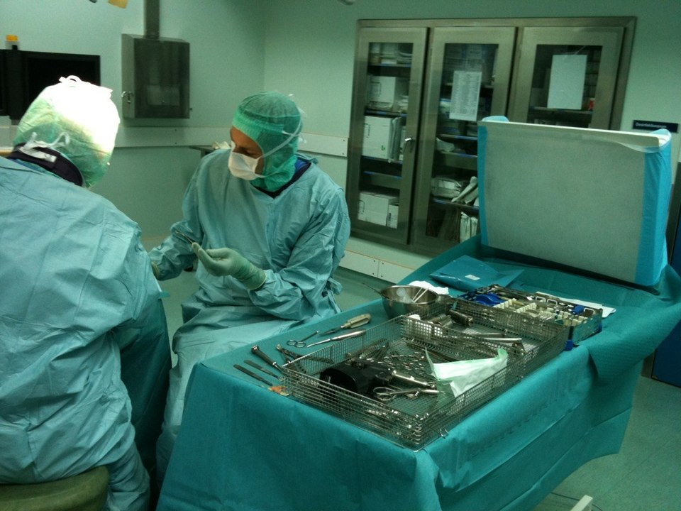 Instrumentenkontamination im Operationssaal während der Implantation von Prothesen