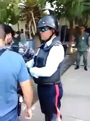 Robaron a un policía y le dejaron una granada amarrada en las manos