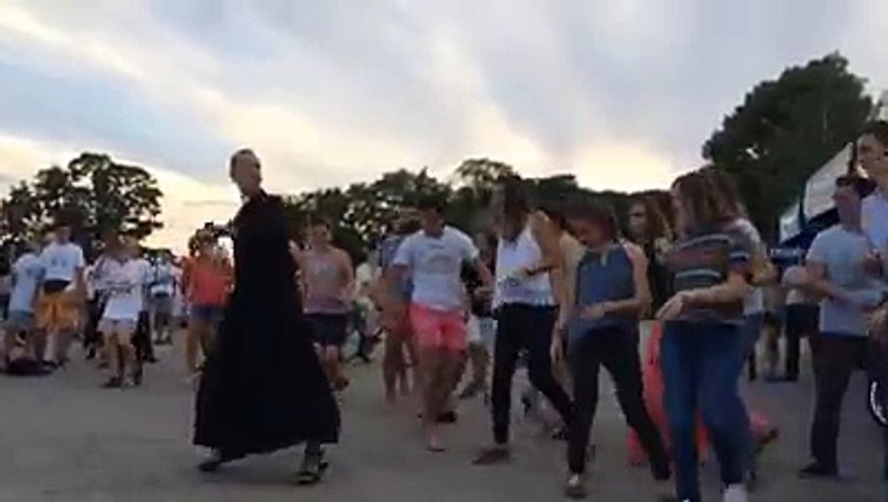 Le déhanché fou d'un curé aux JMJ