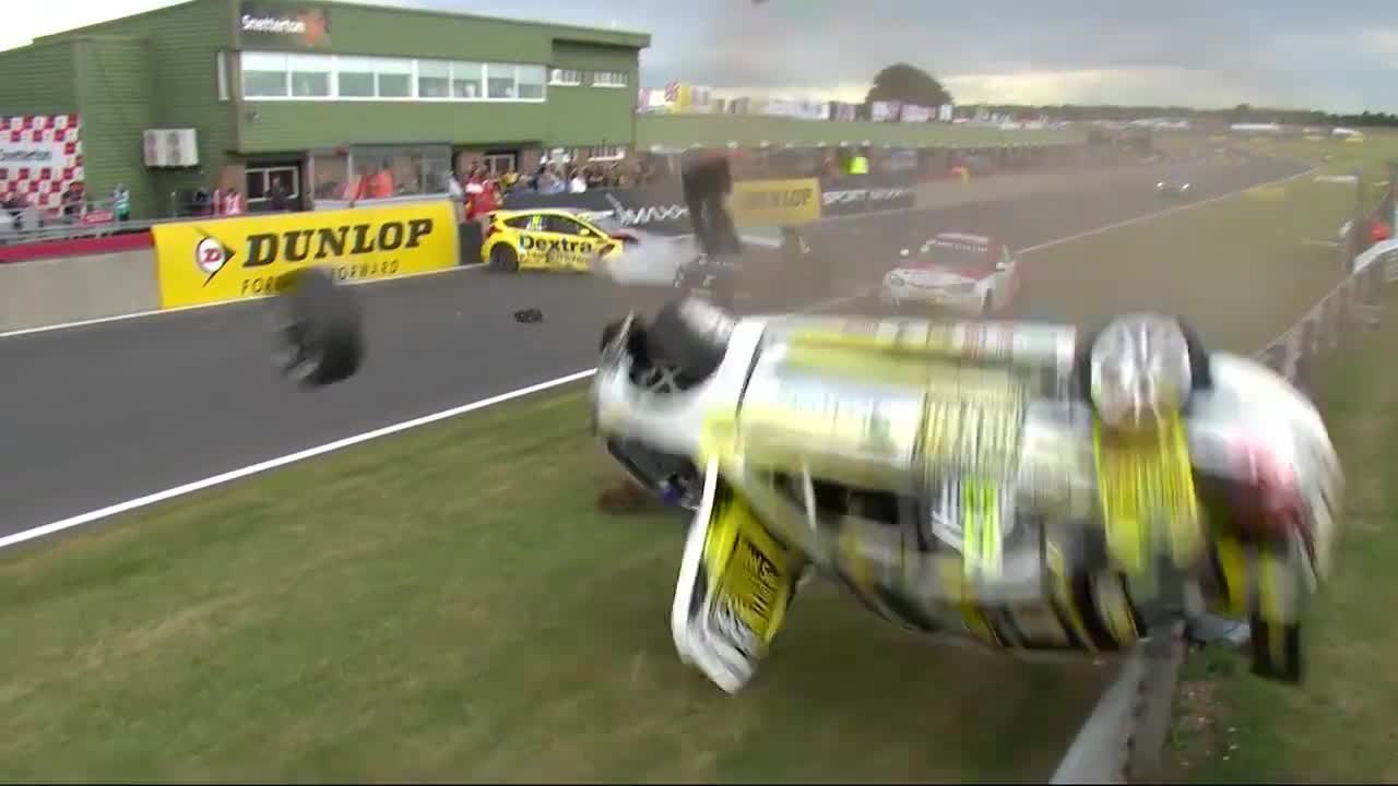 Start Abbott Flips 2016 BTCC Snetterton Race 3