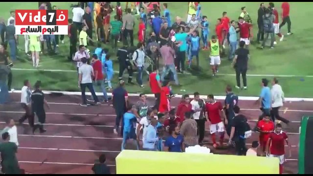 بالفيديو.. الجماهير تلتقط السيلفى مع لاعبى الأهلى عقب الفوز على سموحة داخل أرضية الملعب