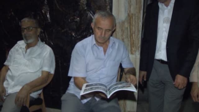 Aa'nın, Dakika Dakika Fetö'nün Darbe Girişimi Kitabı Vatandaşlara Dağıtıldı