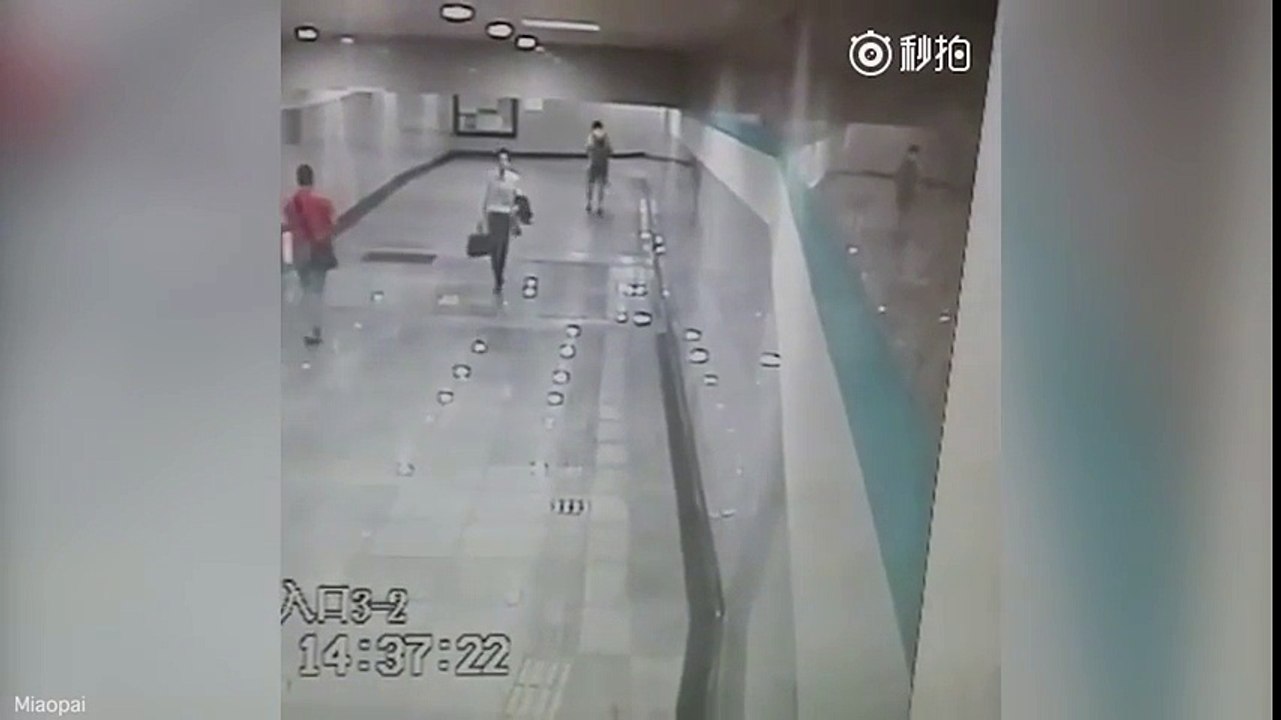 Les images incroyables du plafond d'une station de métro qui s'effondre devant des voyageurs à Shanghai