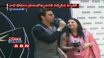 Girl kissed Hrithik Roshan at Hyderabad