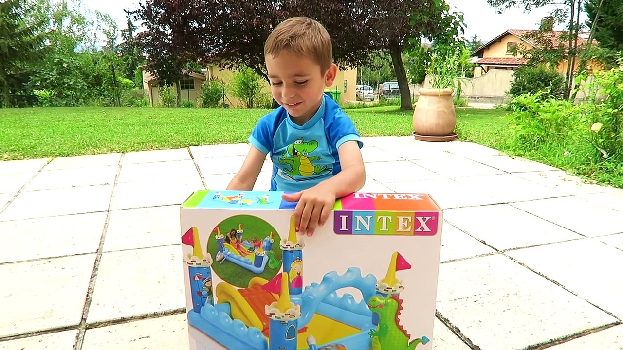 CHÂTEAU GONFLABLE ET DRAGON CRACHEUR D'EAU - Swan s'éclate avec Maman -)