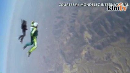 Man dives 25,000 feet without parachute