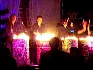 percu sur les bidons en feu