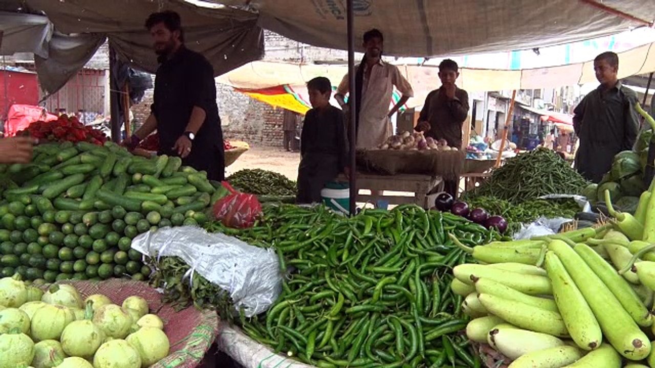 01_08_16_VEGITABLE_MARKET_BUYER1_JAMAL_FAHAD_ISB