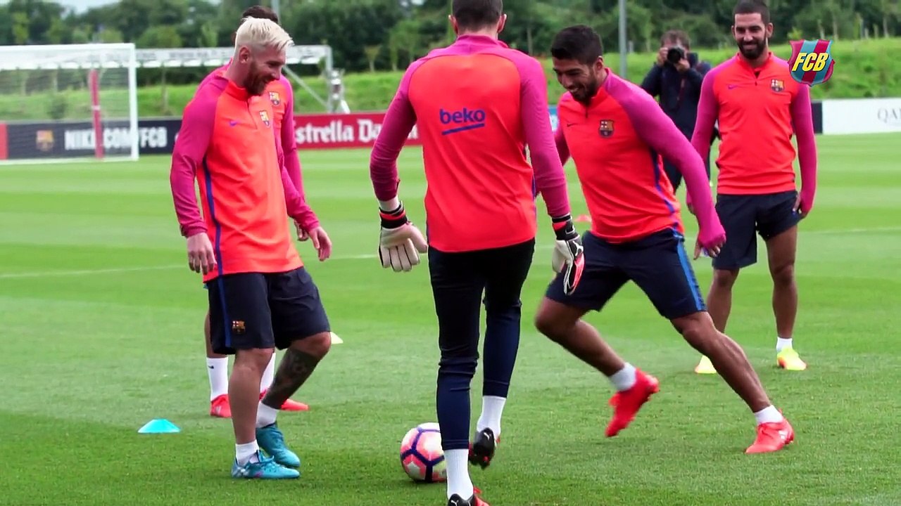 Luis Suarez nutmegged by Lionel Messi