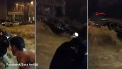 Sel Sularına Kapılan Kadın İnsan Zinciriyle Böyle Kurtarıldı