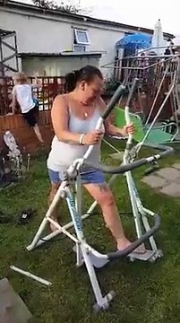 Cette femme se rate complet sur un appareil de musculation ! Vélo Ellyptique