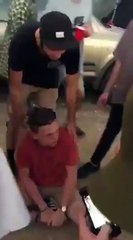 Un festivalier se casse la cheville et marche avec le pied à l'envers. Mais WTF