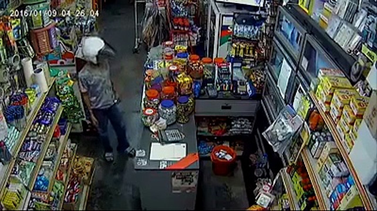 Un voleur sort un couteau pour braquer un épicier et lui sort un sabre.. Hahaha