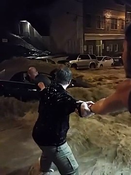 Ils font une chaîne humaine pour sauver une femme piégée dans sa voiture pendant des inondations