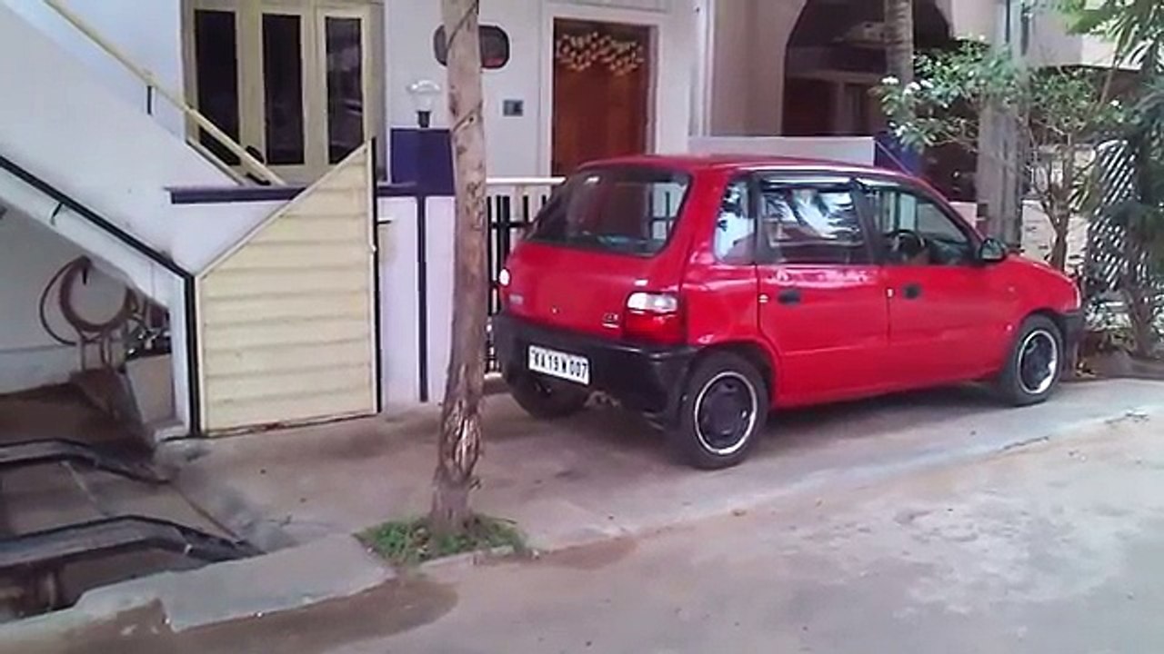 Petit garage sous l'escalier