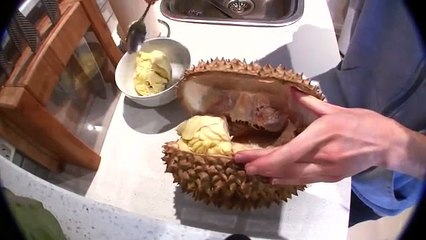 How to open a durian