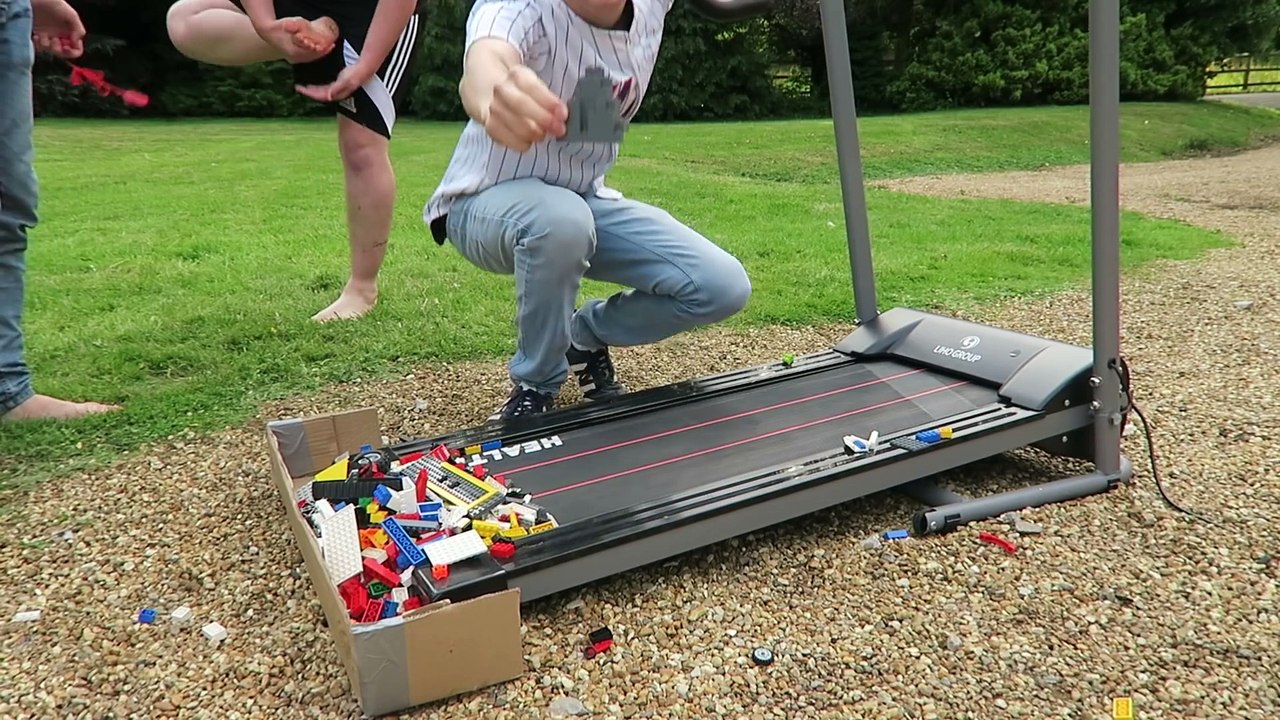 Courir pieds nus sur un tapis de course couvert de Legos...