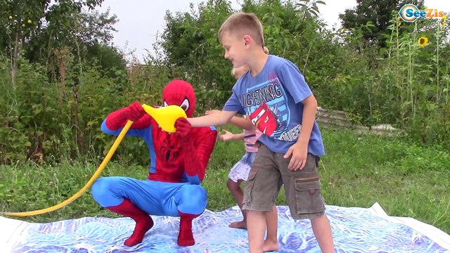 Челлендж Лопаем головой шарики с водичкой - Игорек, Ярослава и Spiderman PINHEAD BALLOON CHALLENGE