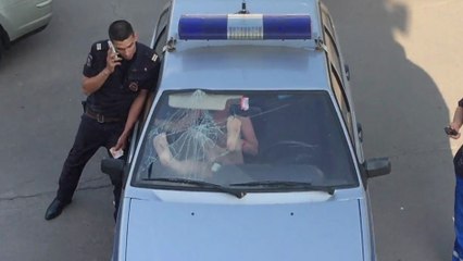 Cette russe arrache le pare-brise d'une voiture de police