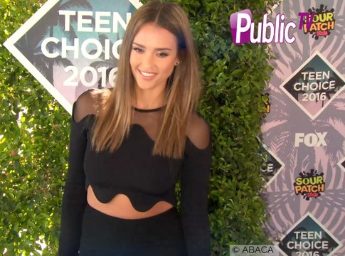 Jessica Alba : On ne voit qu’elle sur le red carpet des Teen Choice Awards 2016 !