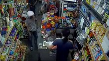 #Viral: Comerciante corre con espada a ladrón que lo amenaza con cuchillo
