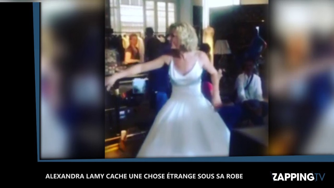 Alexandra Lamy cache une chose étrange sous sa robe (vidéo)