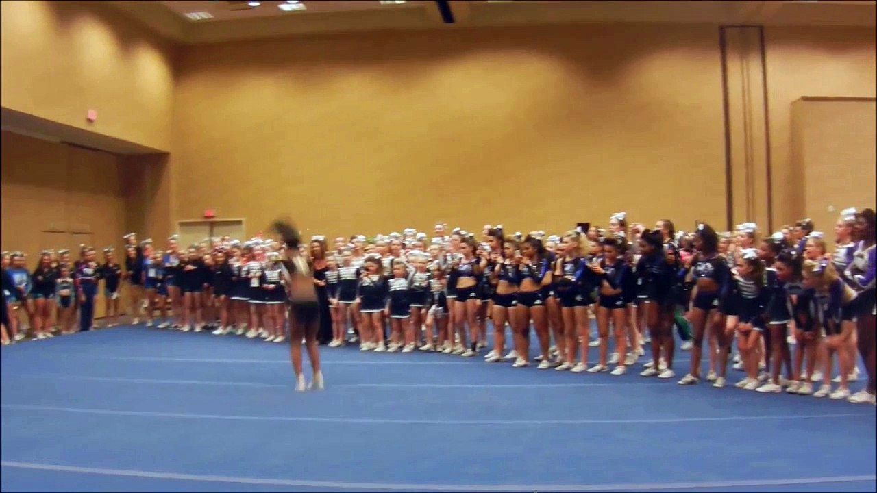 Une gymnaste exceptionnelle enchaine les twist et sauts périlleux..