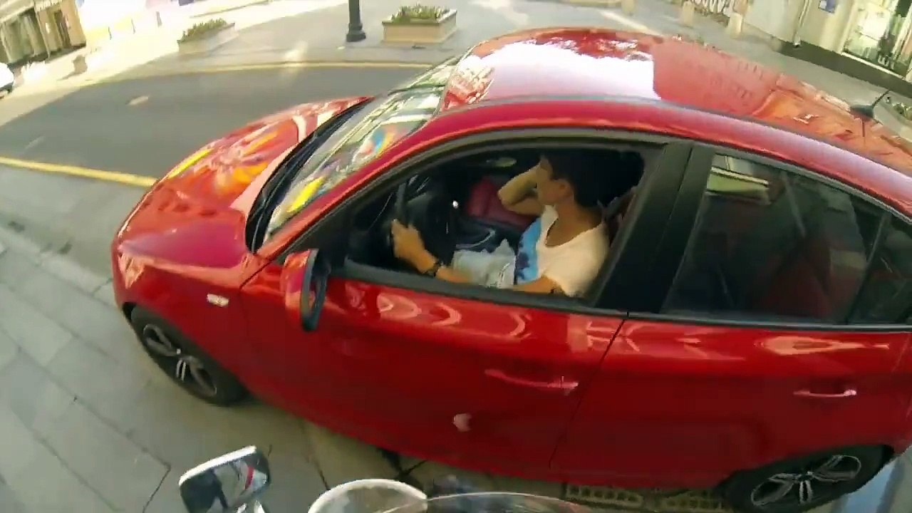 Motard vs automobilistes crades - Il leur rend leurs détritus et les balance dans leur voiture!