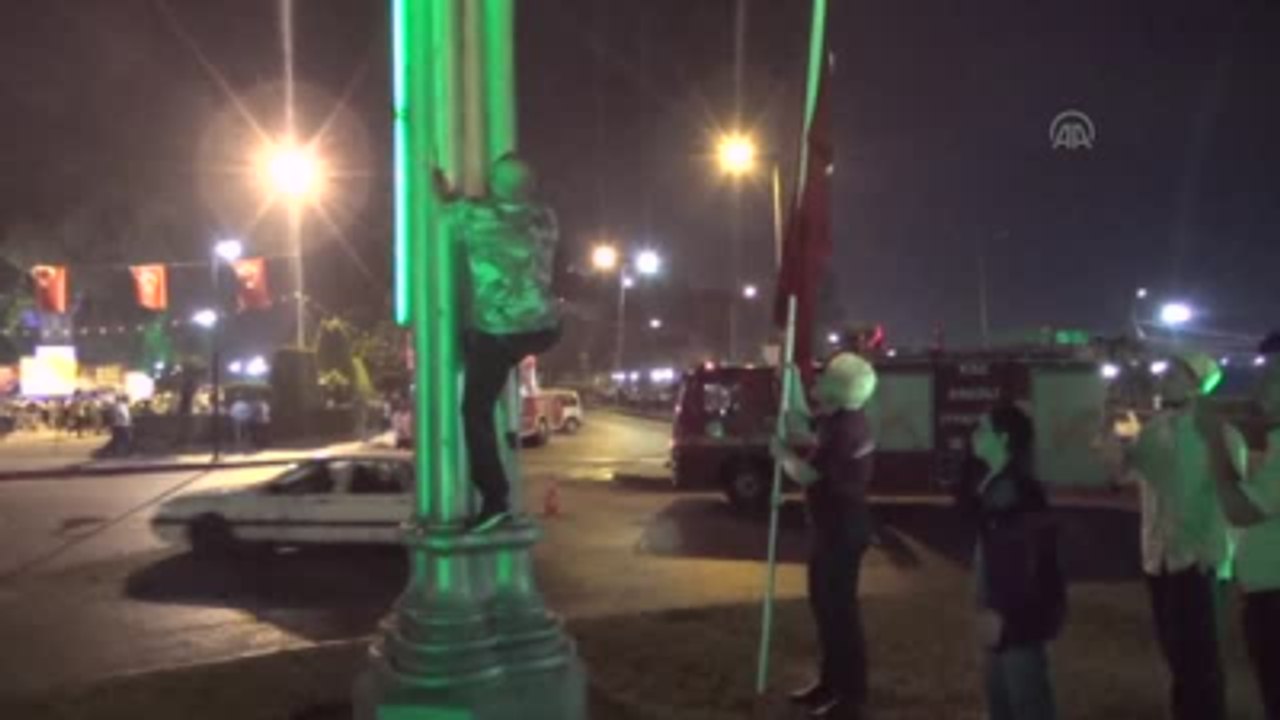 Aydınlatma Direğinde Demokrasi Nöbeti Tutuyor