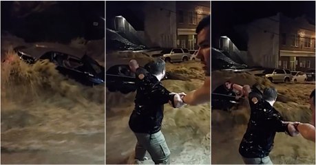 Grupo de homens faz corrente humana para salvar mulher durante enchente