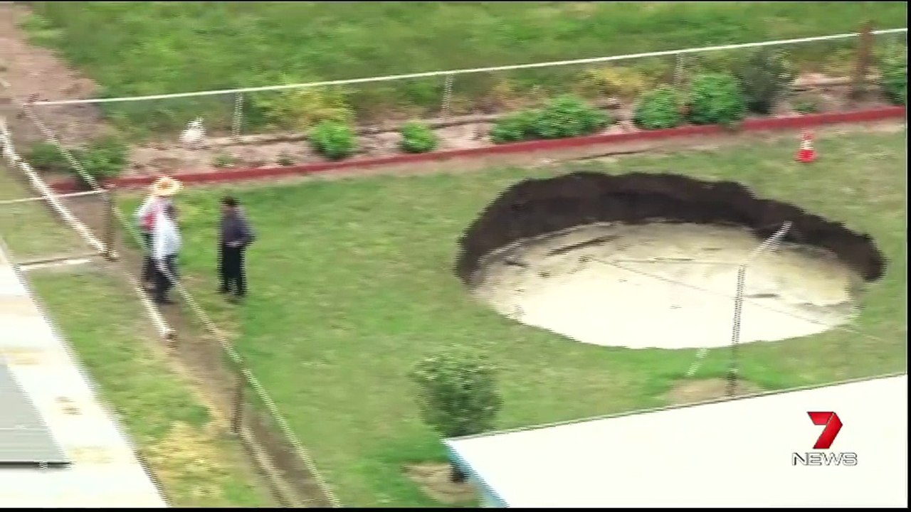 Un gouffre se creuse dans un jardin en Australie... Piscine naturelle !