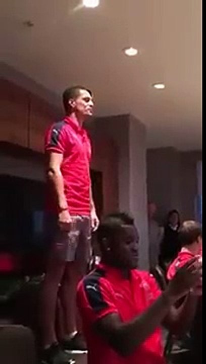G.Xhaka Sings Albanian Song A e din sa shum te dua w Arsenal Players