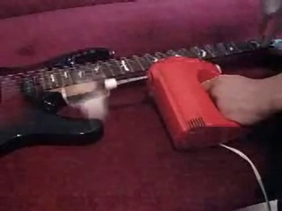 Comment jouer pulp fiction à la guitare ? Avec un batteur de blanc en neiges